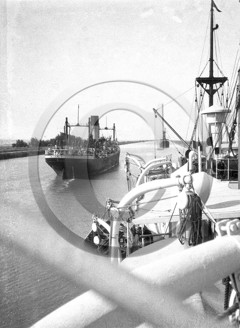 BA 190 convoi de cargos sur le canal de Suez .jpg