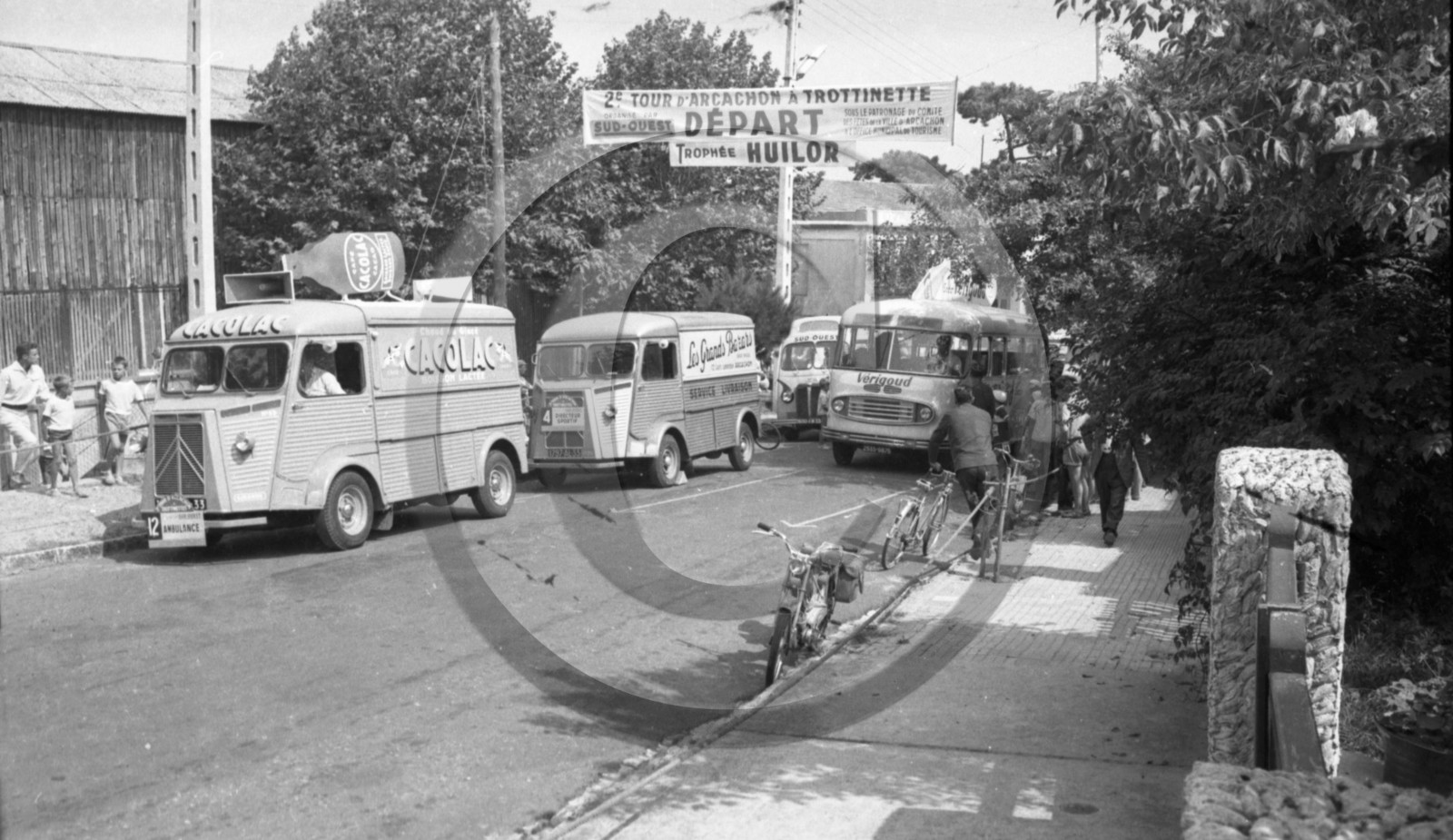 2 eme tour d' Arcachon course de trotinette le départ 2 HY  voiture cacolac  et   grand bazard .jpg