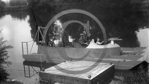 BA 779 bateau de guerre gliseur avec mitrailleuse.jpg