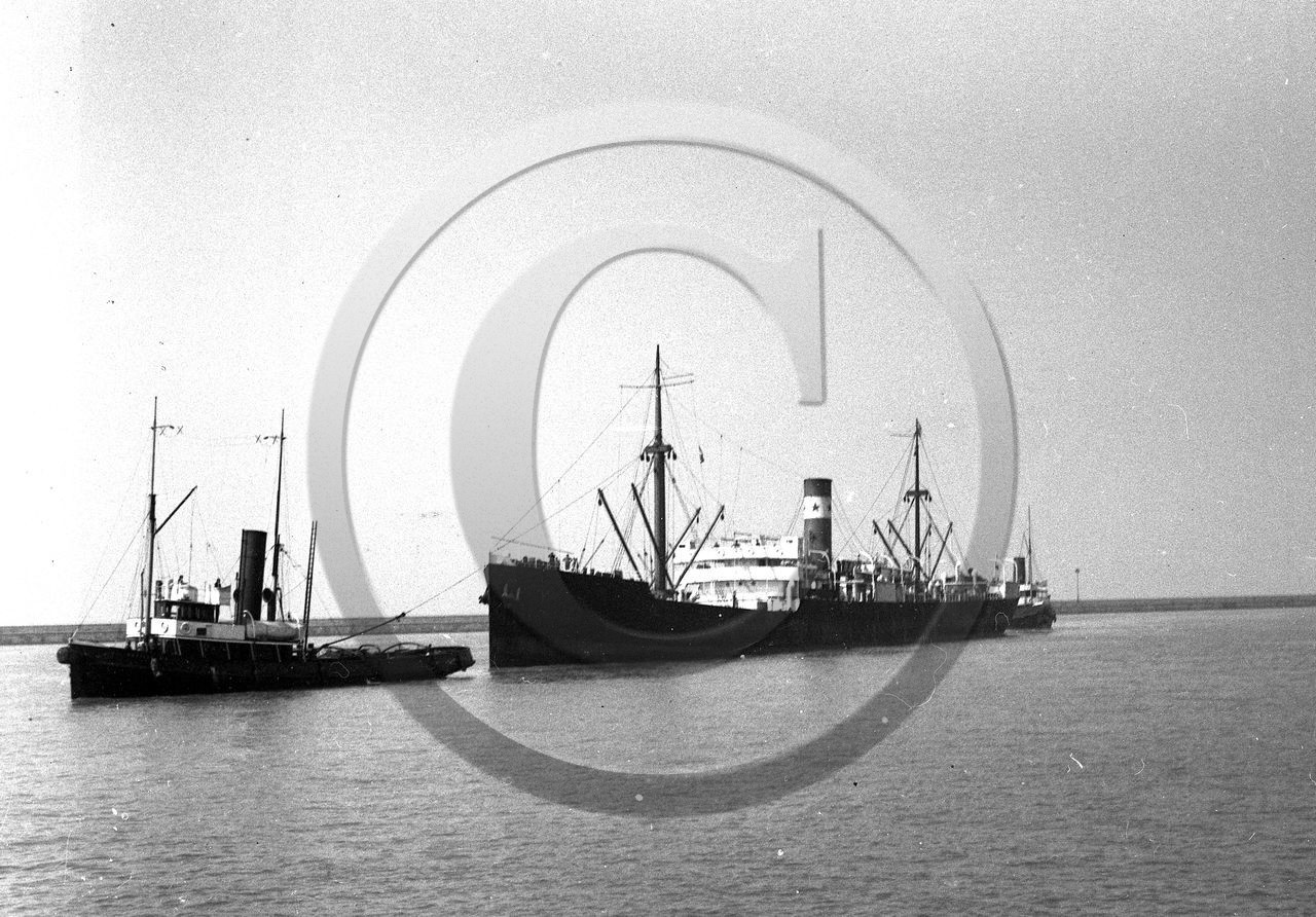 BA 111 remorqueur remorquant un cargot des Messageries Maritimes .jpg