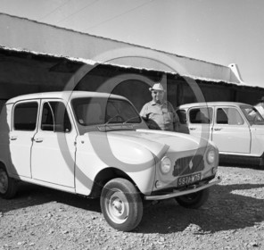 AU 2584 Renault 4L premier modele .jpg