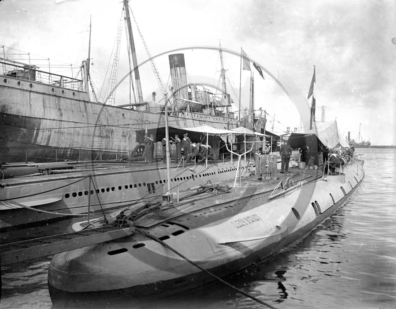 BA 1302  navire de guerre sous marin Leon Mignot.jpg