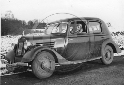 AU 4222 Renault  monaquatre  YN 4  Octobre 1934 .jpg