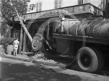 AUU 7  Berliet devant le café de Paris  .jpg