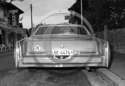 AU 1649 Cadillac conduite interieur 4 portes sans montant 1976 .jpg