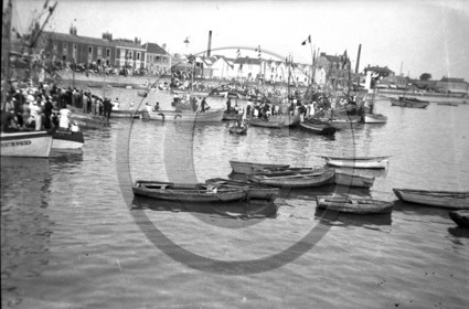 BA 1626 St Gilles Croix De Vie le port un jour de fetes     .jpg