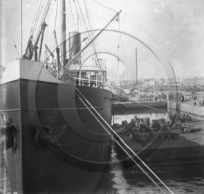 BA 701  cargo ou paquebot   Cleopatra a quai .jpg