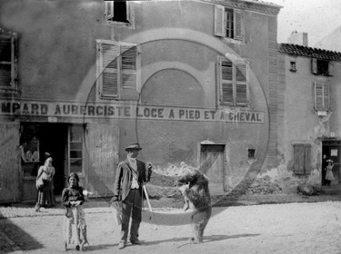 vi 1849  Brioude  montreur d ours  dpt 43.jpg