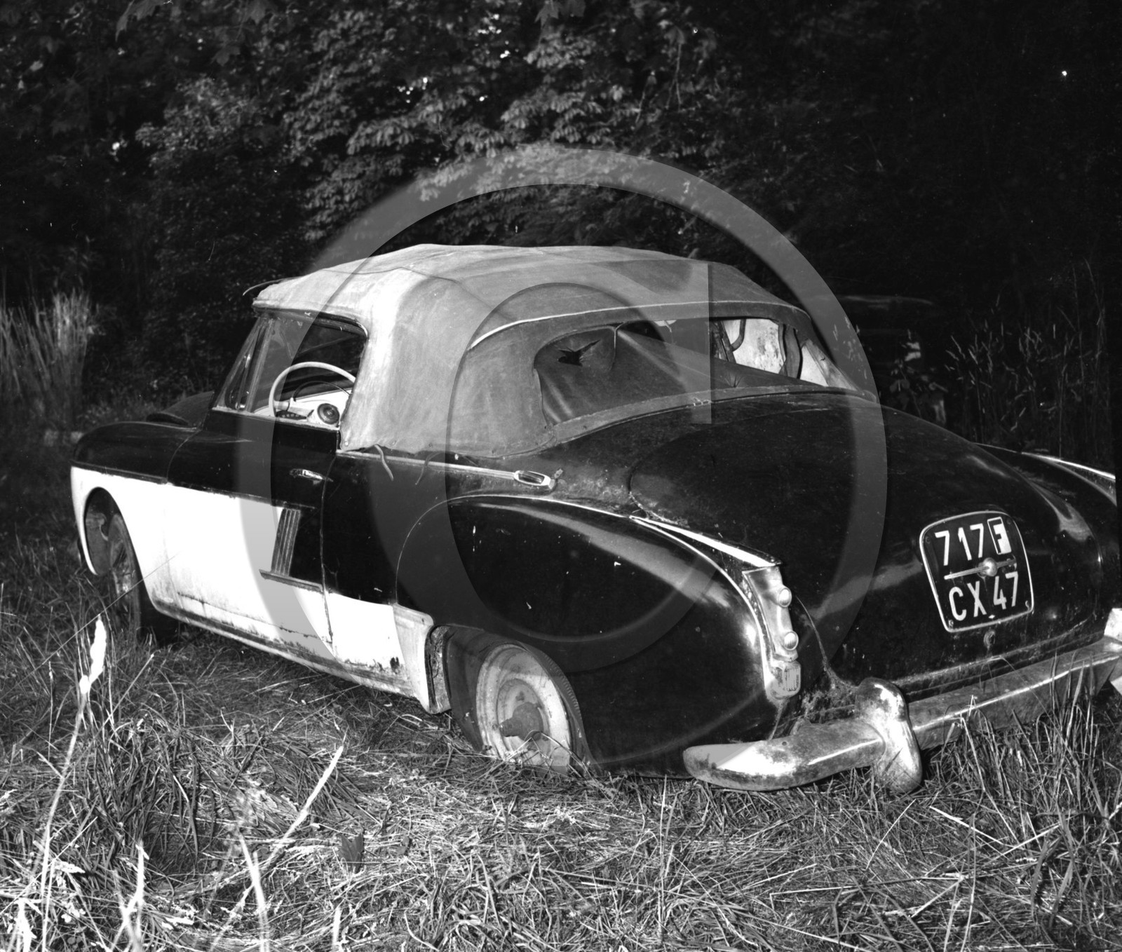 AU 681 Renault fregate cabriolet Letourneur et Marchand 1959 épave .jpg