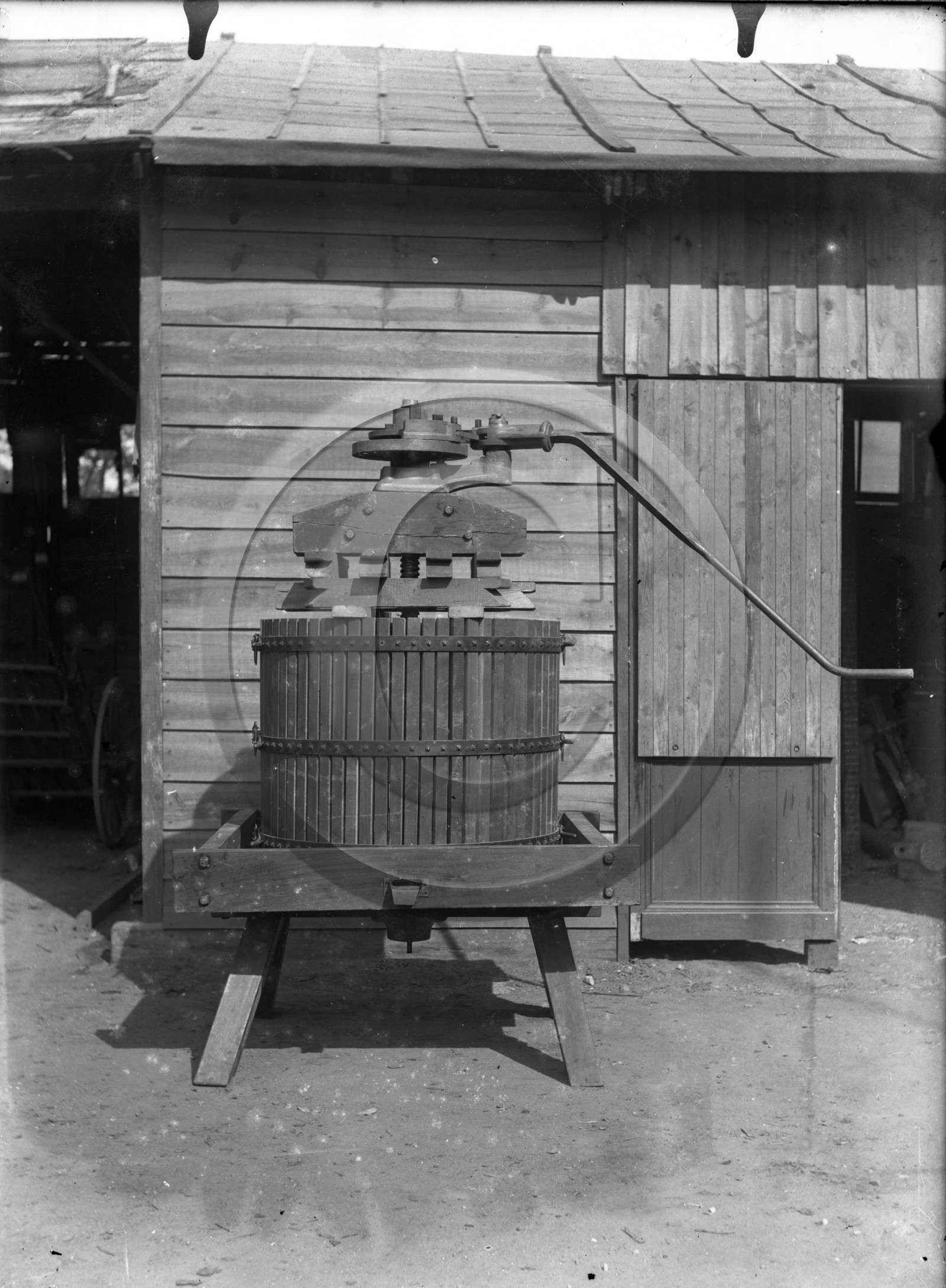 AG 741 pressoir raisin plaque 13x18 .jpg