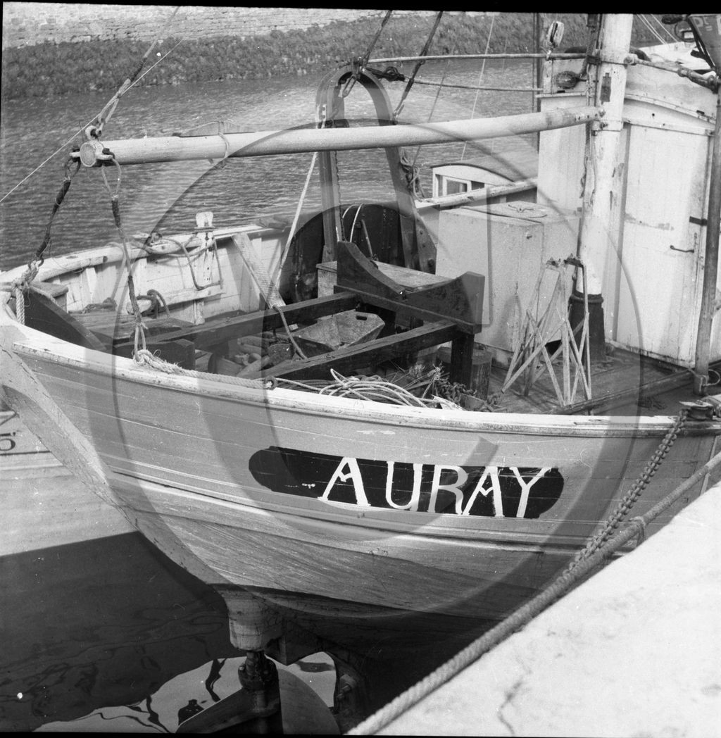 BA 422 cul d'un chalutier du quartier d' Auray .jpg