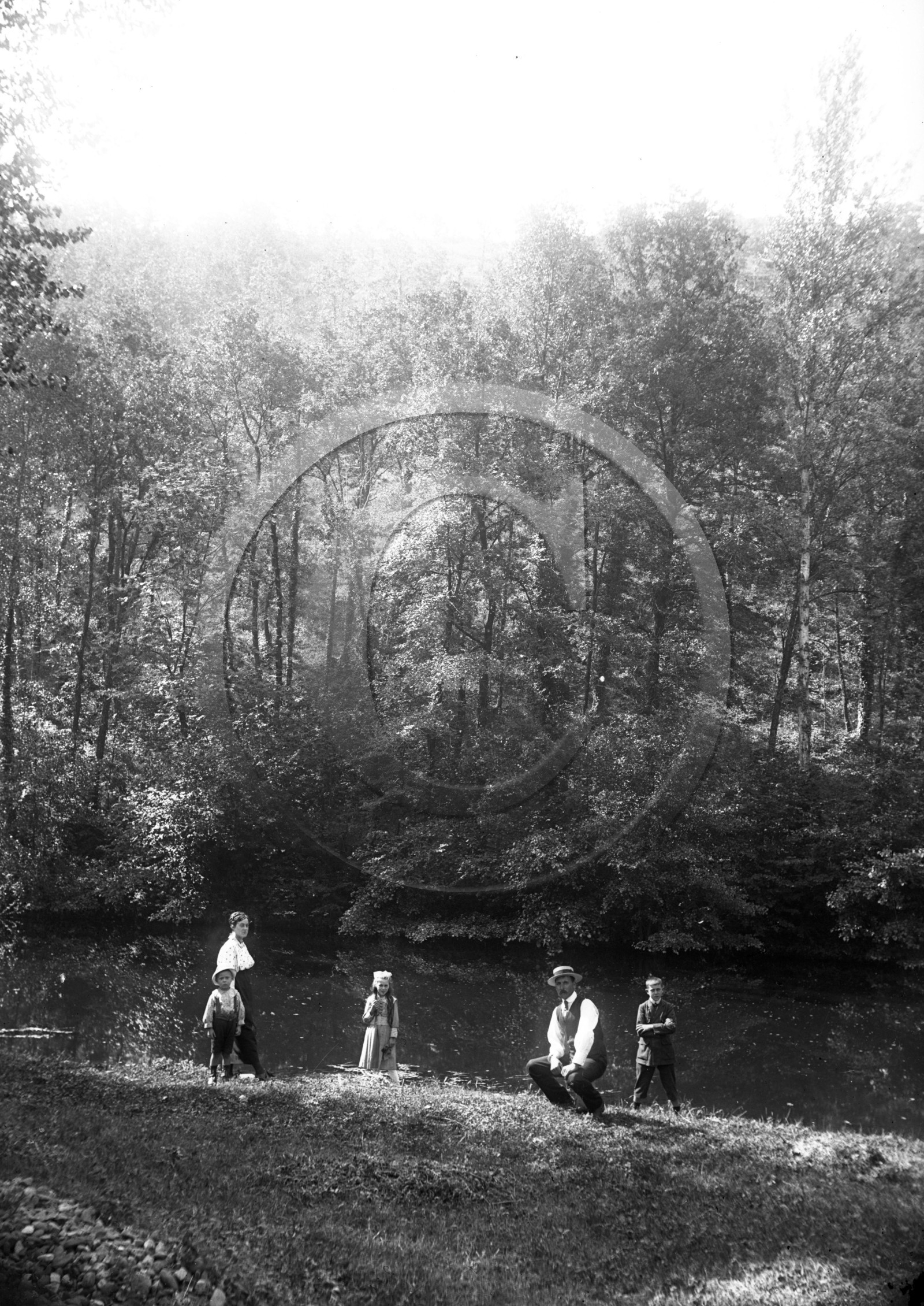 AG 683  famille bord de riviere  13x18 .jpg