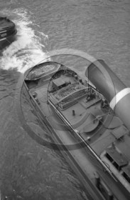 BA 317  détails de l'arrière d'un remorqueur de rivière le rhinoceros voir cheminée, passant sous un                                       .pont. Paris.jpg.jpg