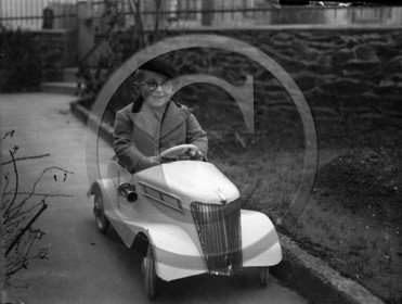 EJ 104  auto à pédales.jpg