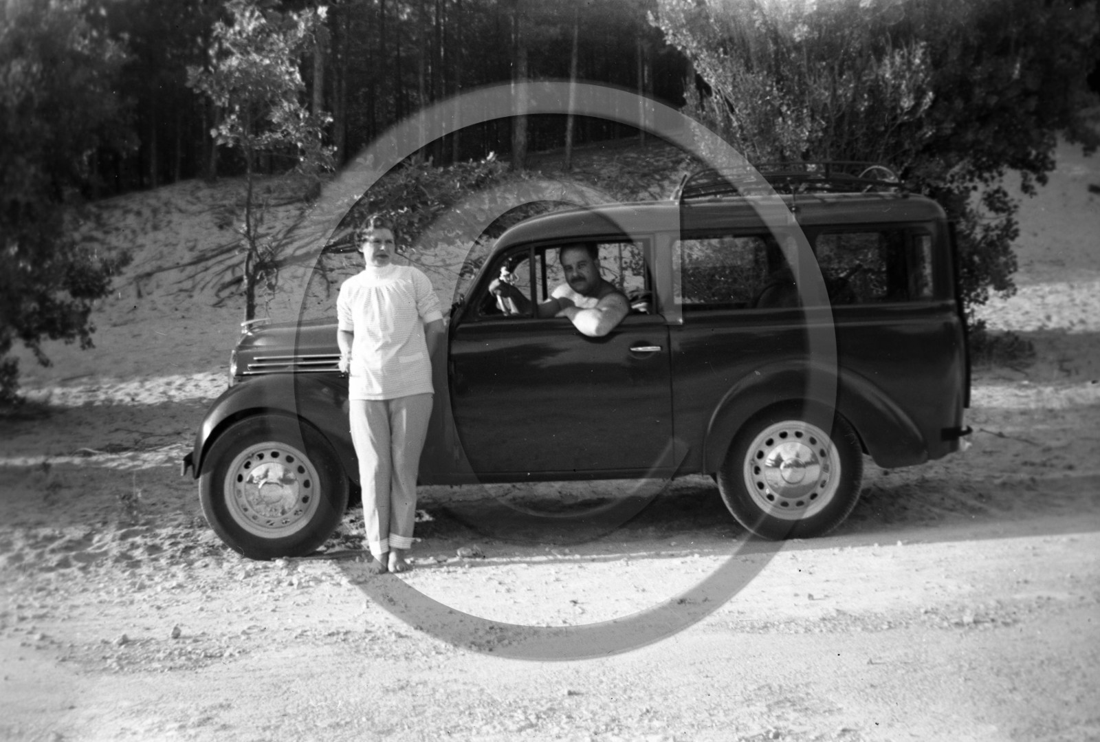 AU 2359 Renault juva 4 dauphinoise fougonnette vitrée .jpg