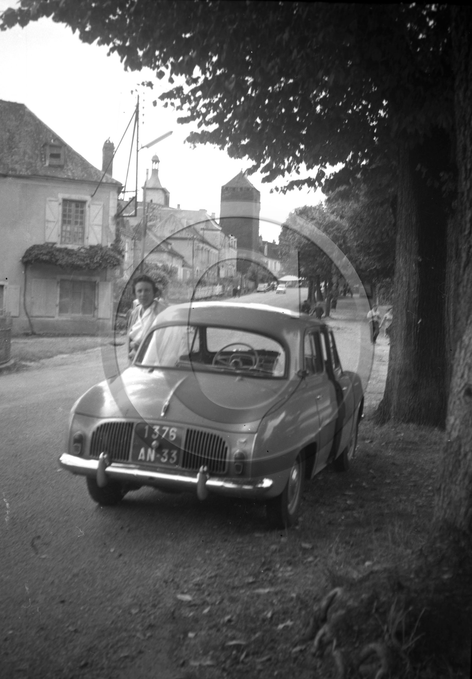 AU 1317 Renault dauphine vue arriere .jpg